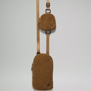 🧸🧸🧸 LULULEMON FLEECE MODULAR PHONE CROSSBODY BAG! NWT!